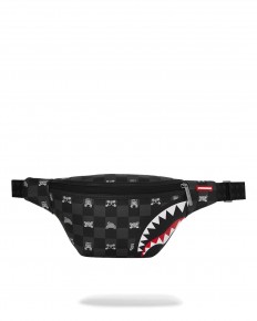 לצפייה במוצר פאוץ' Sprayground מעוצב – דגם Black Checker Shark עם הדפס דובים ופה כריש